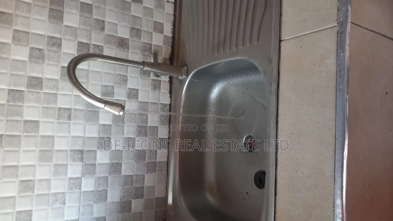 1bdrm Duplex in De-Icons Real Estate, Awutu Senya East Municipal