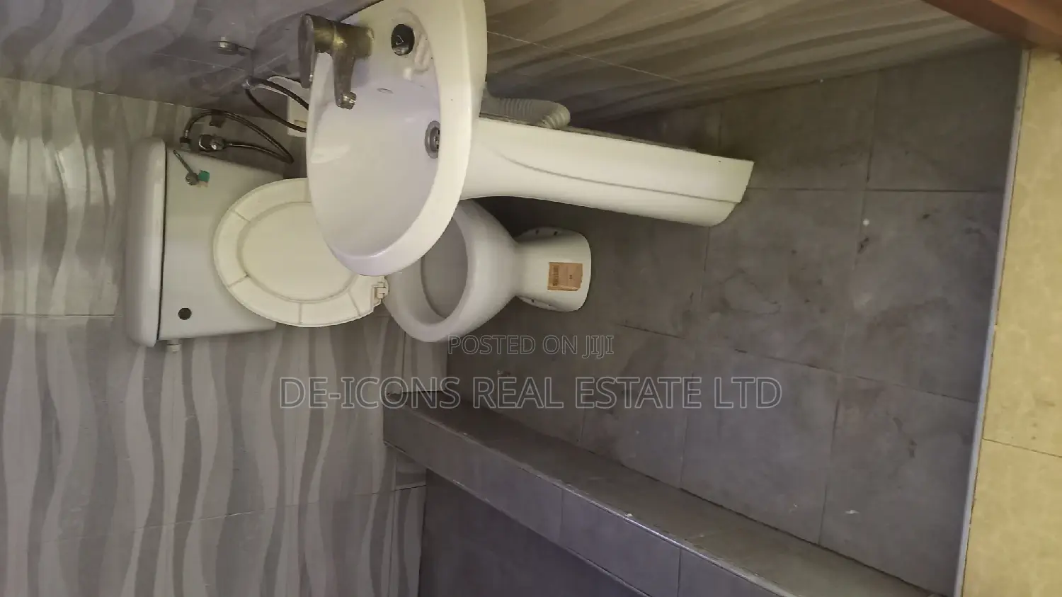1bdrm Duplex in De-Icons Real Estate, Awutu Senya East Municipal