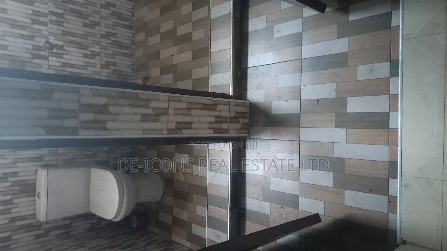 3bdrm Duplex in De-Icons Real Estate, Awutu Senya East Municipal