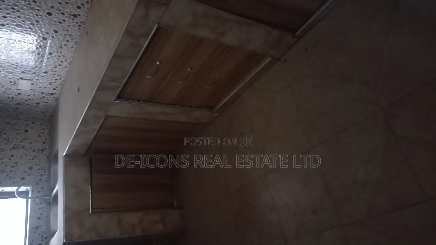 3bdrm Duplex in De-Icons Real Estate, Awutu Senya East Municipal