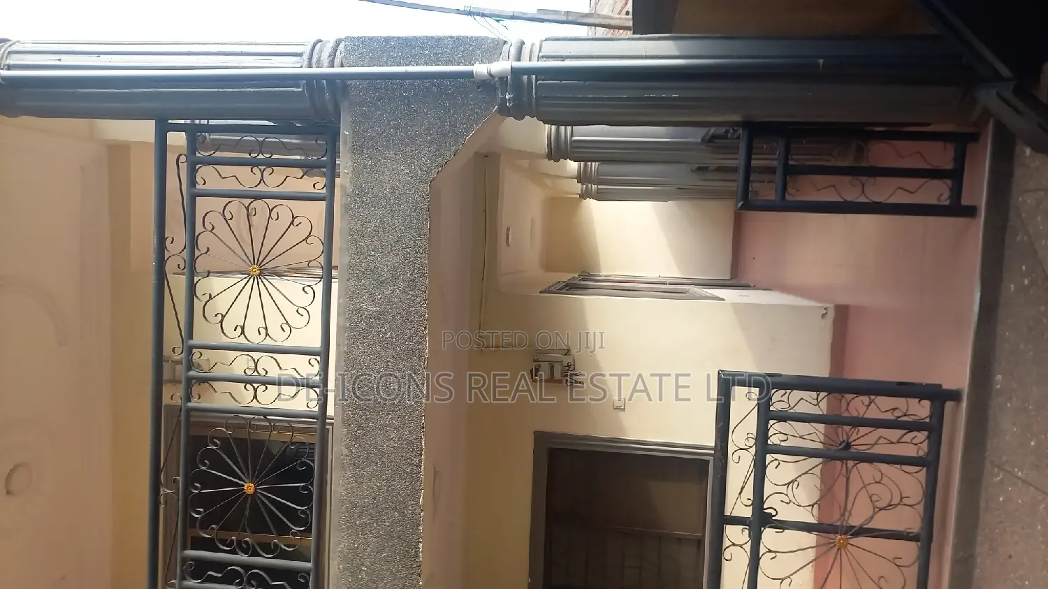 3bdrm Duplex in De-Icons Real Estate, Awutu Senya East Municipal