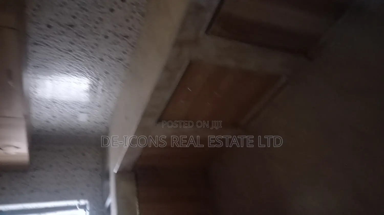 3bdrm Duplex in De-Icons Real Estate, Awutu Senya East Municipal