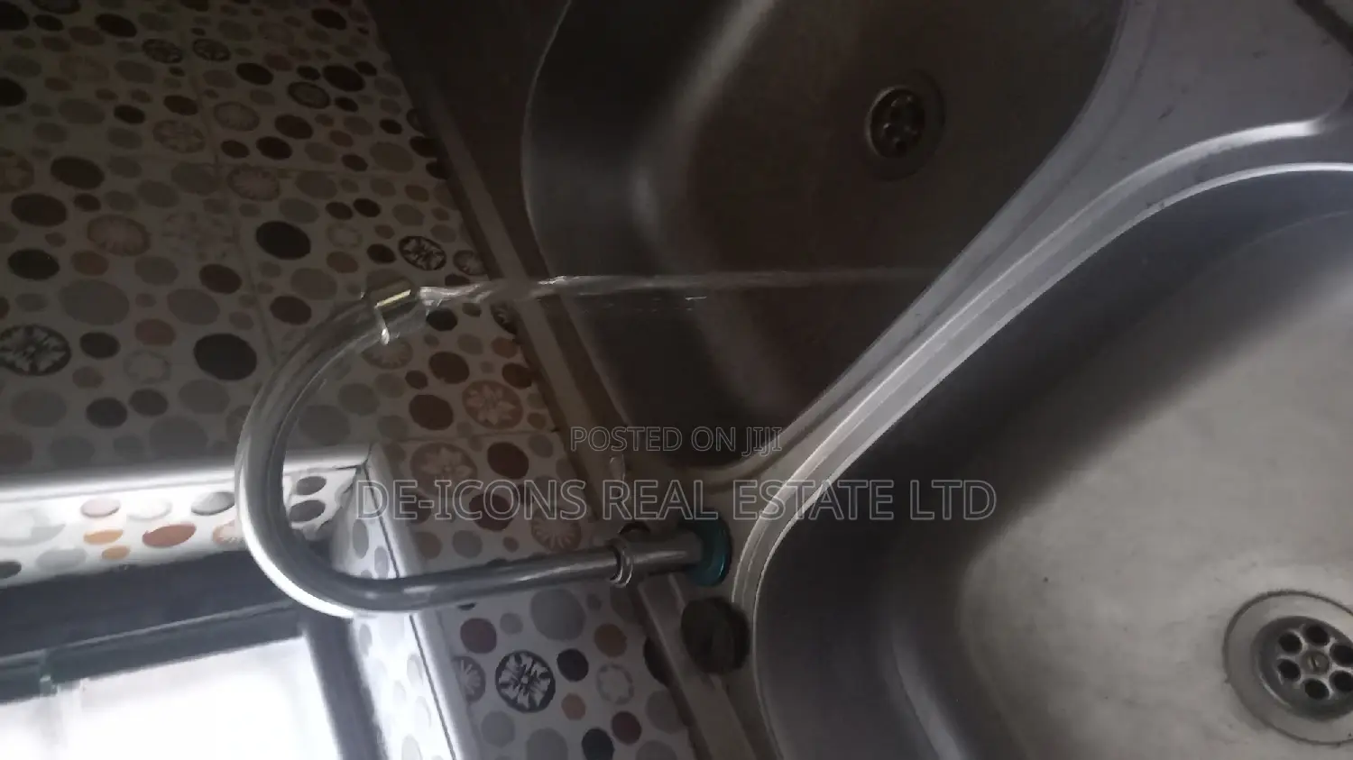 3bdrm Duplex in De-Icons Real Estate, Awutu Senya East Municipal