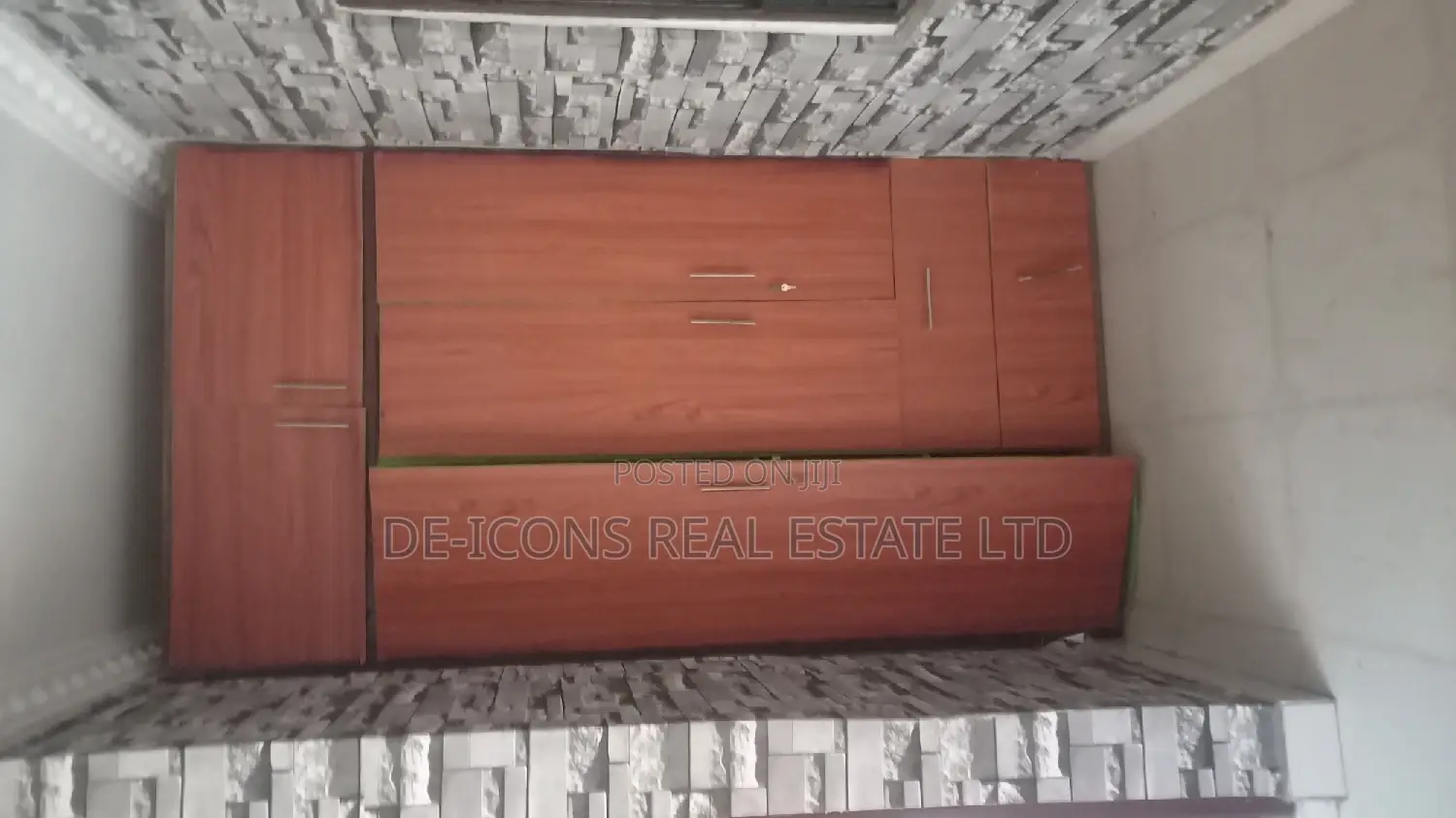 3bdrm Duplex in De-Icons Real Estate, Awutu Senya East Municipal