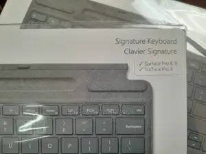 Surface Pro 9 , 8 X Signature Keyboard With Pen Slot New