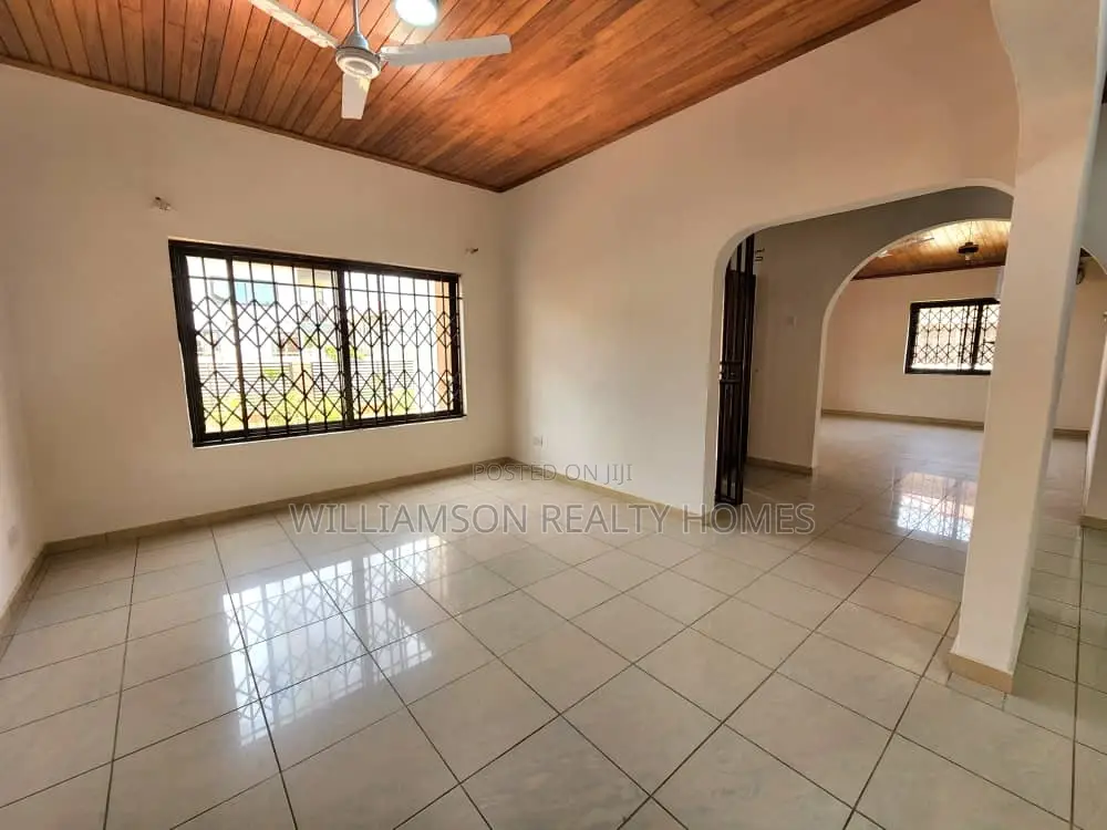 6bdrm House in Community 20 Estate, Spintex for rent