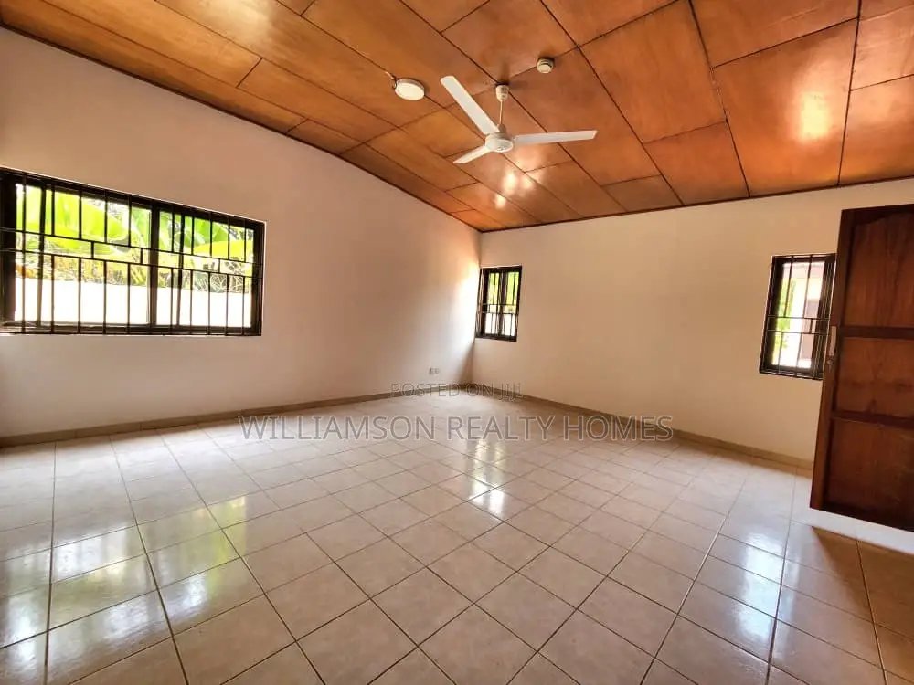 6bdrm House in Community 20 Estate, Spintex for rent
