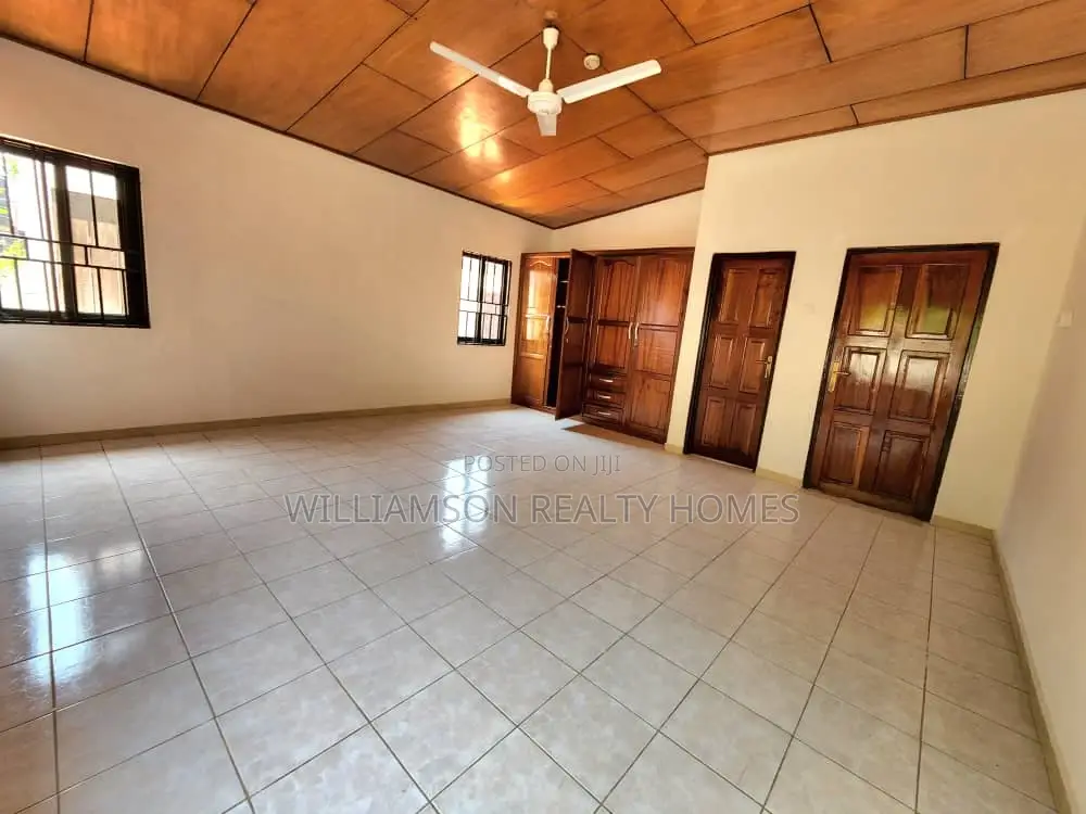 6bdrm House in Community 20 Estate, Spintex for rent