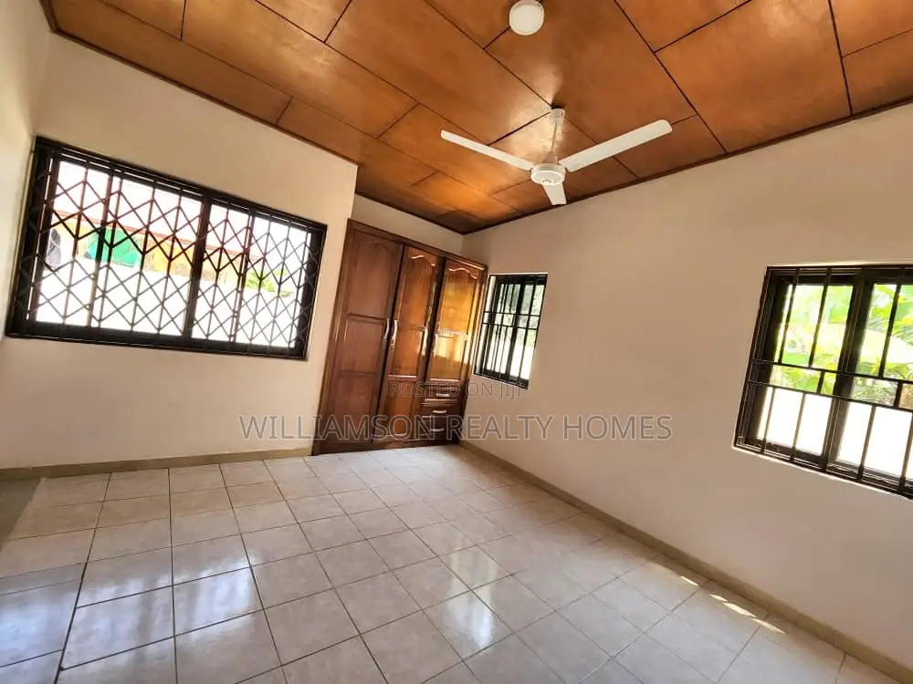 6bdrm House in Community 20 Estate, Spintex for rent