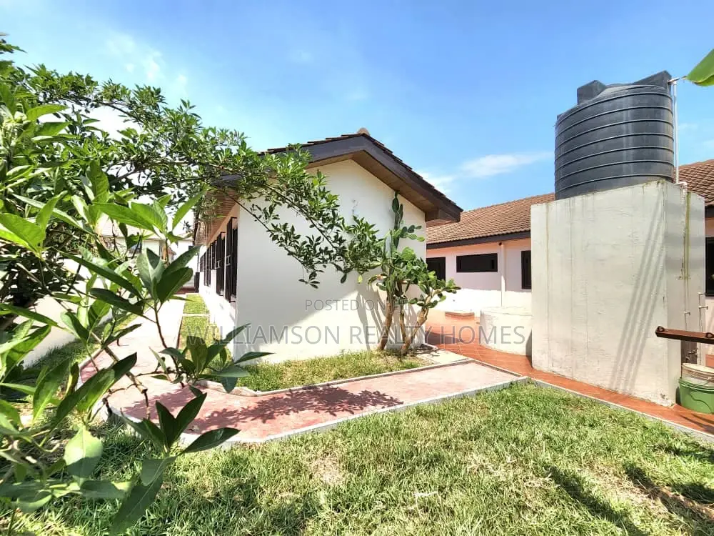 6bdrm House in Community 20 Estate, Spintex for rent