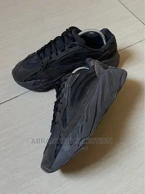 Adidas Yeezy Boost 700 V2 Vanta