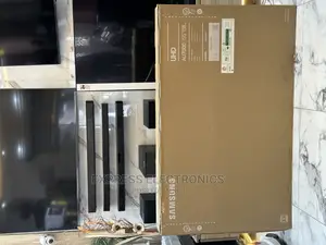 Triliminous Display UHD Smart Samsung 55”Au7172 Tv