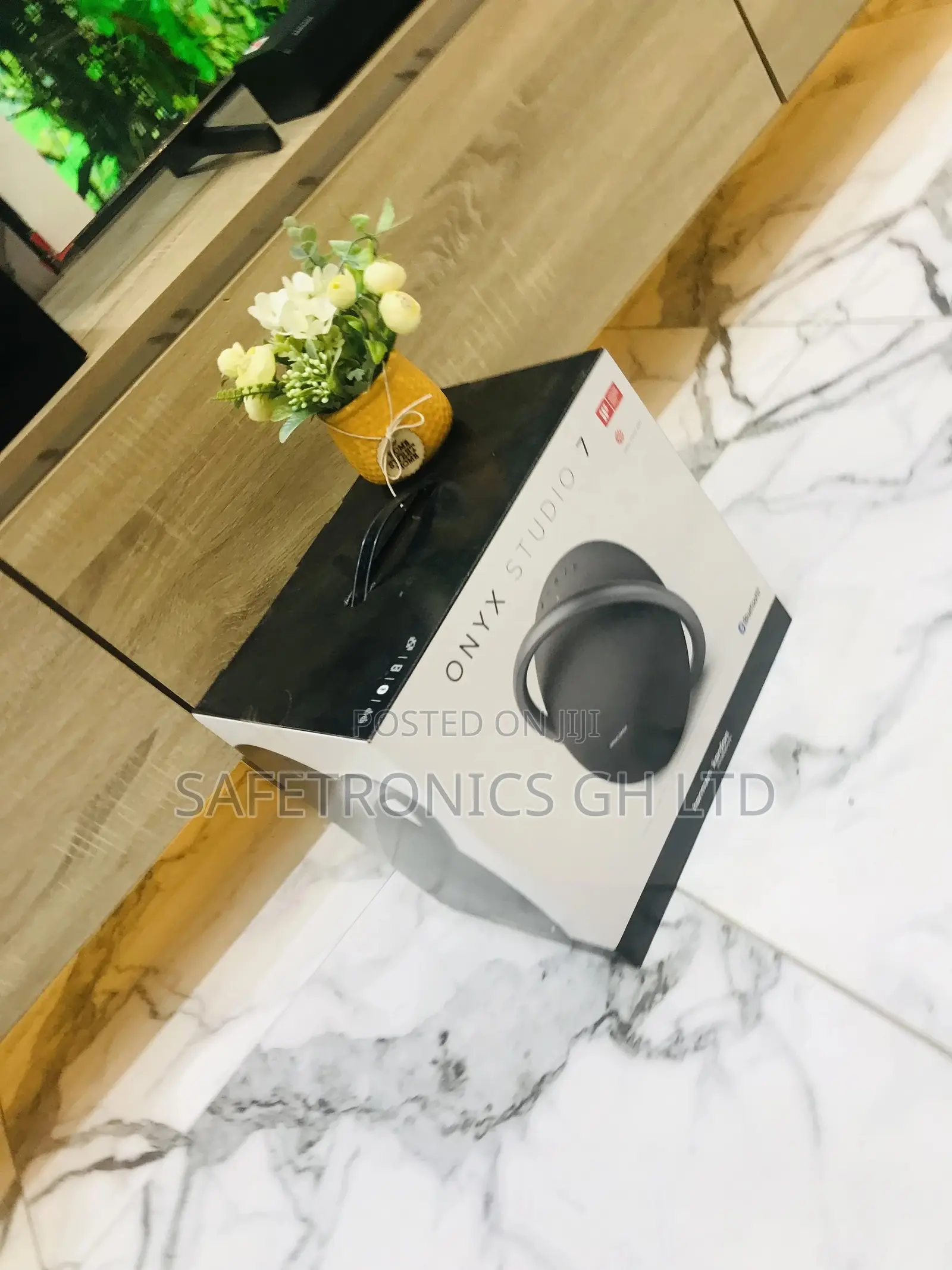 Listen to Good Music From Harman Kardon Onyx Studio7