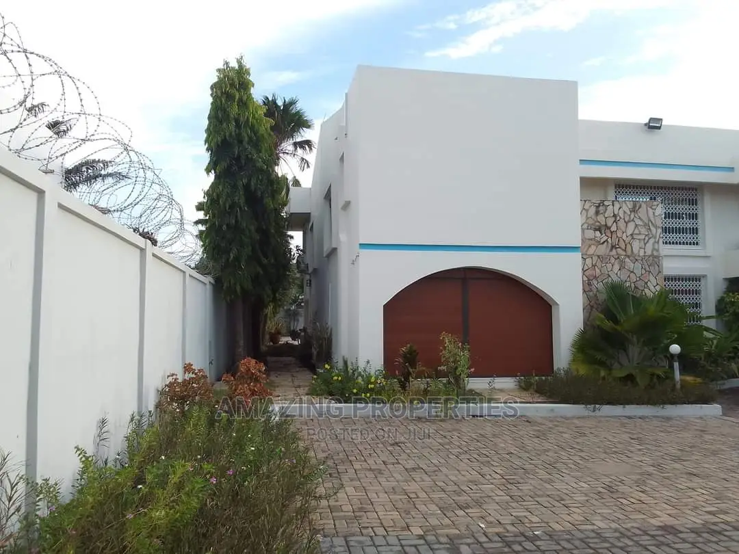 Corporate Office House With Boys Quarter North Ridge
