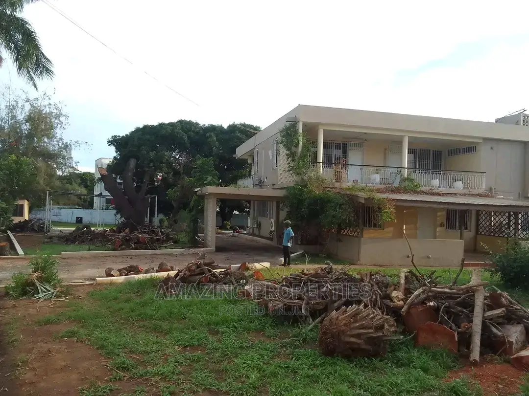 Corporate Office House With Boys Quarter