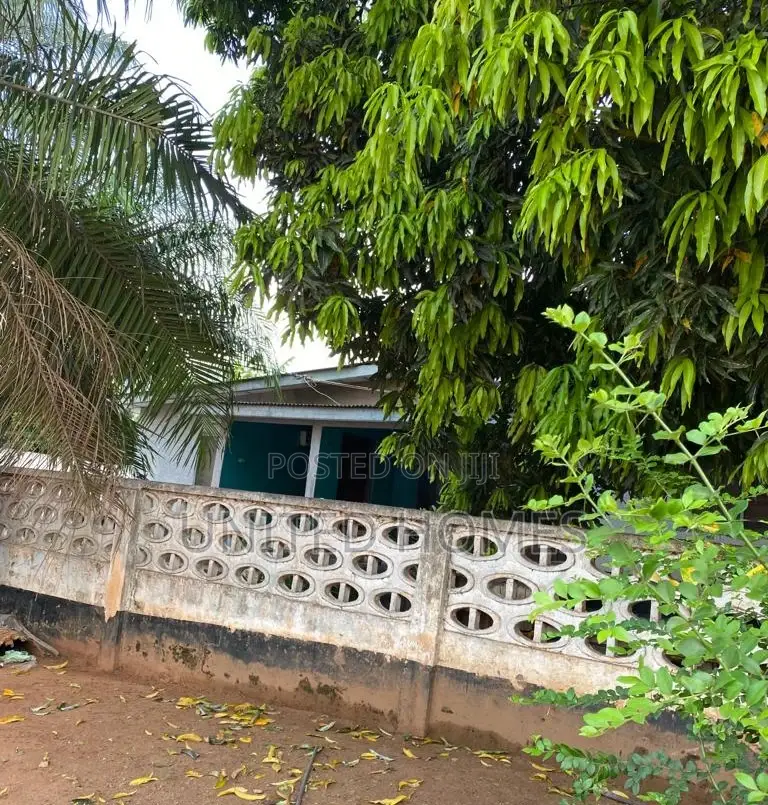 10bdrm House in Dzorwulu for Sale