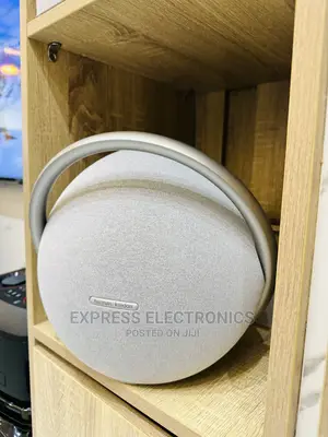 Bluetooth Streaming for Up to 8 Hours Onyx 8 Speaker