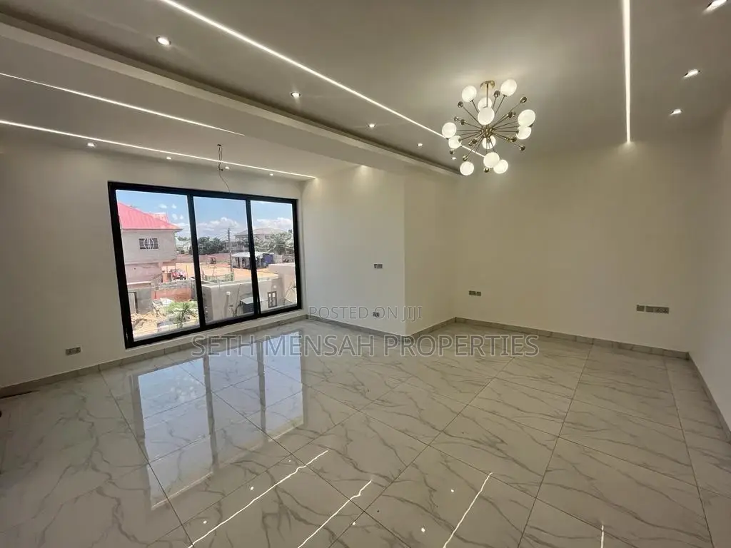 3bdrm House in Skm, Mile 7 for sale