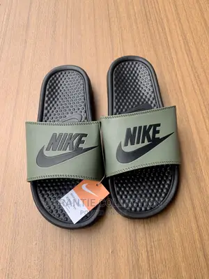 Nike Benassi Slides