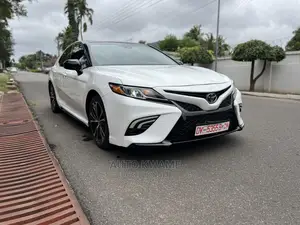 Toyota Camry SE FWD (2.5L 4cyl 8AM) 2018 White