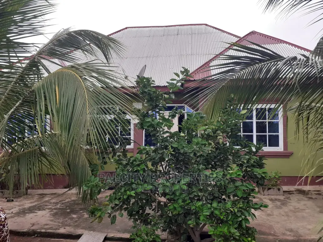 3bdrm House in Aputuogya, Kumasi Metropolitan for sale
