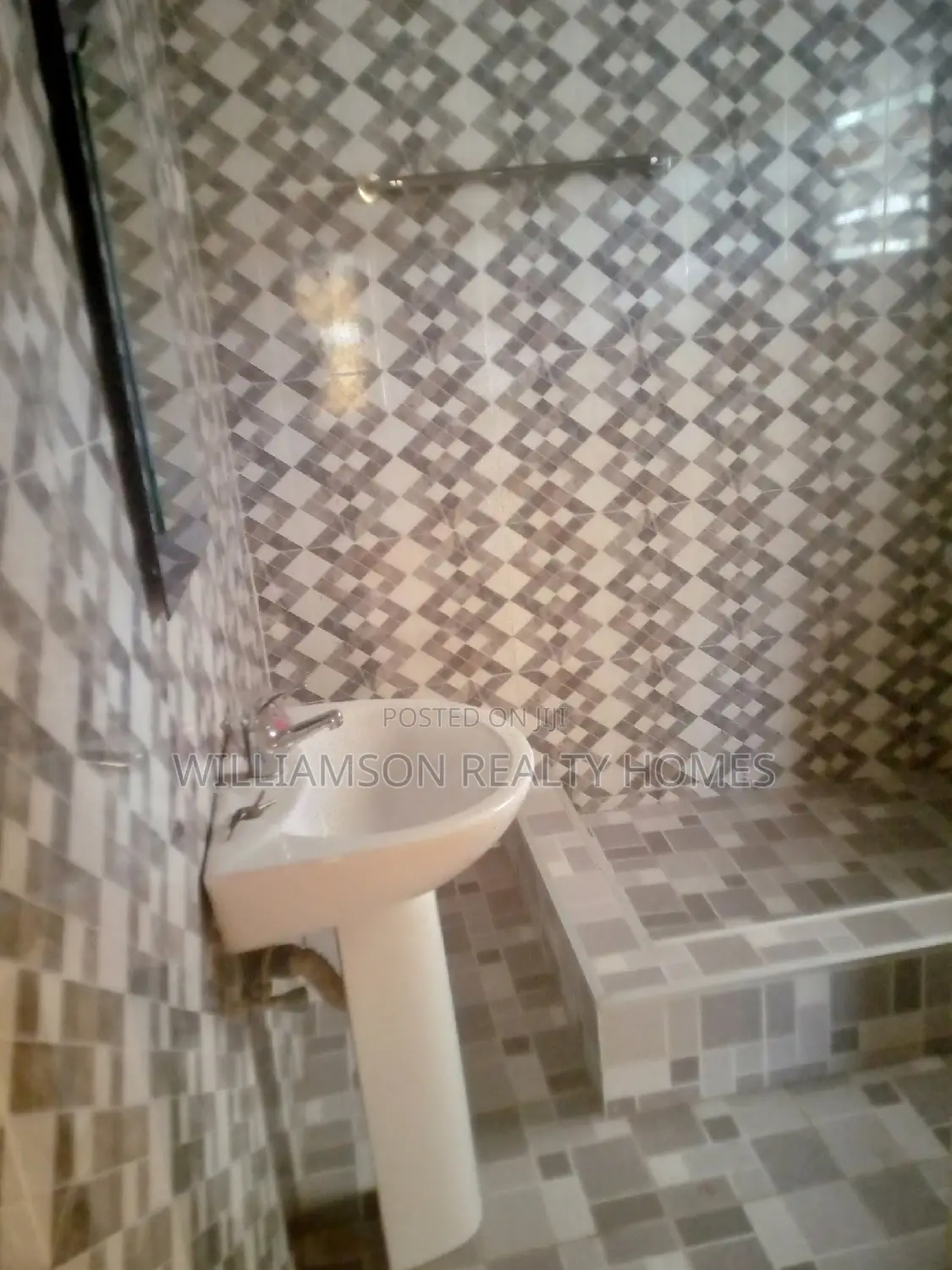 4bdrm Apartment in Community 18 Road, Spintex for rent