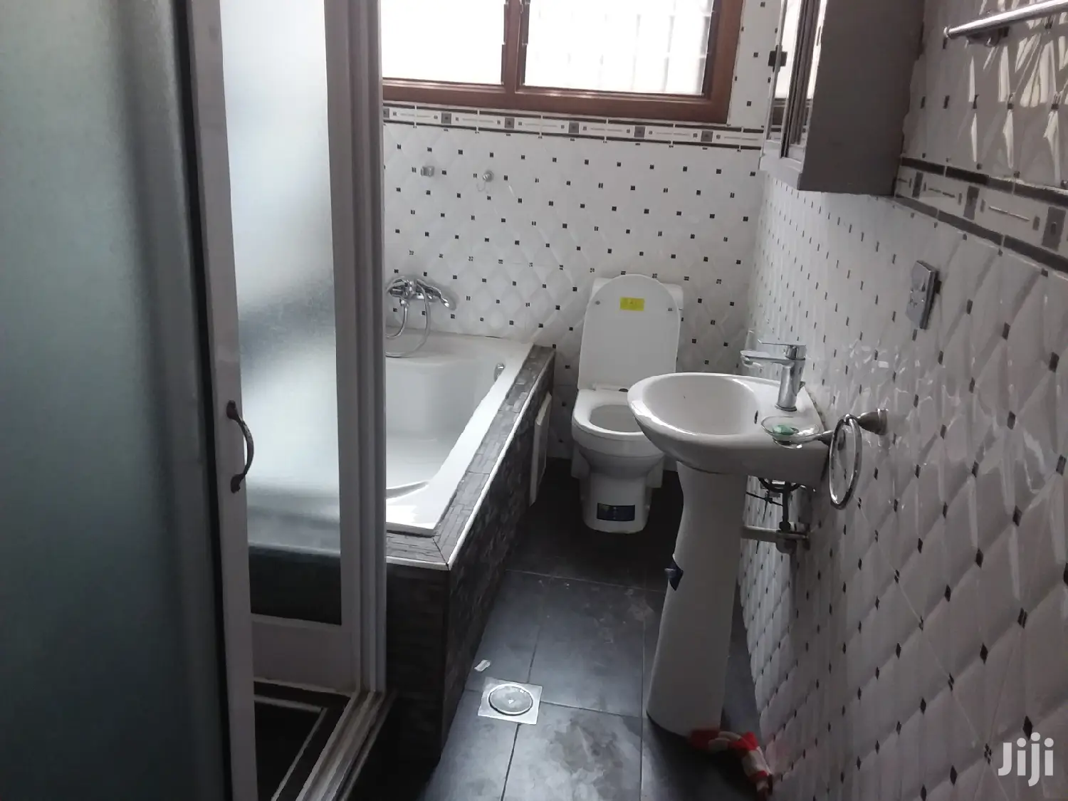 3bdrm House in Bronko Housing, Accra Metropolitan for rent