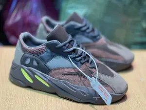 Adidas Yeezy 700