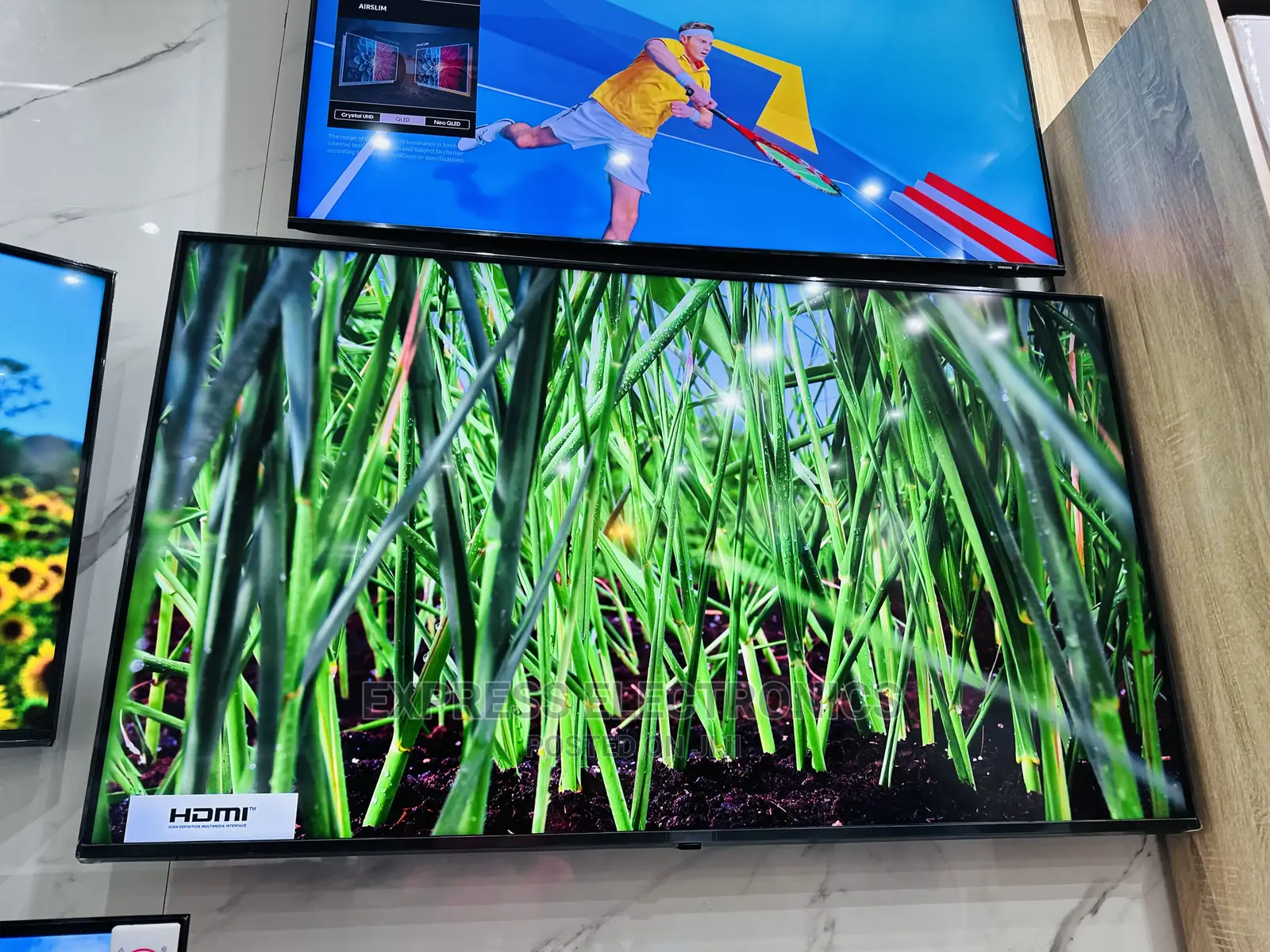 Vivid Wide Range of Colors Samsung Uhd Smartua55”Au7000