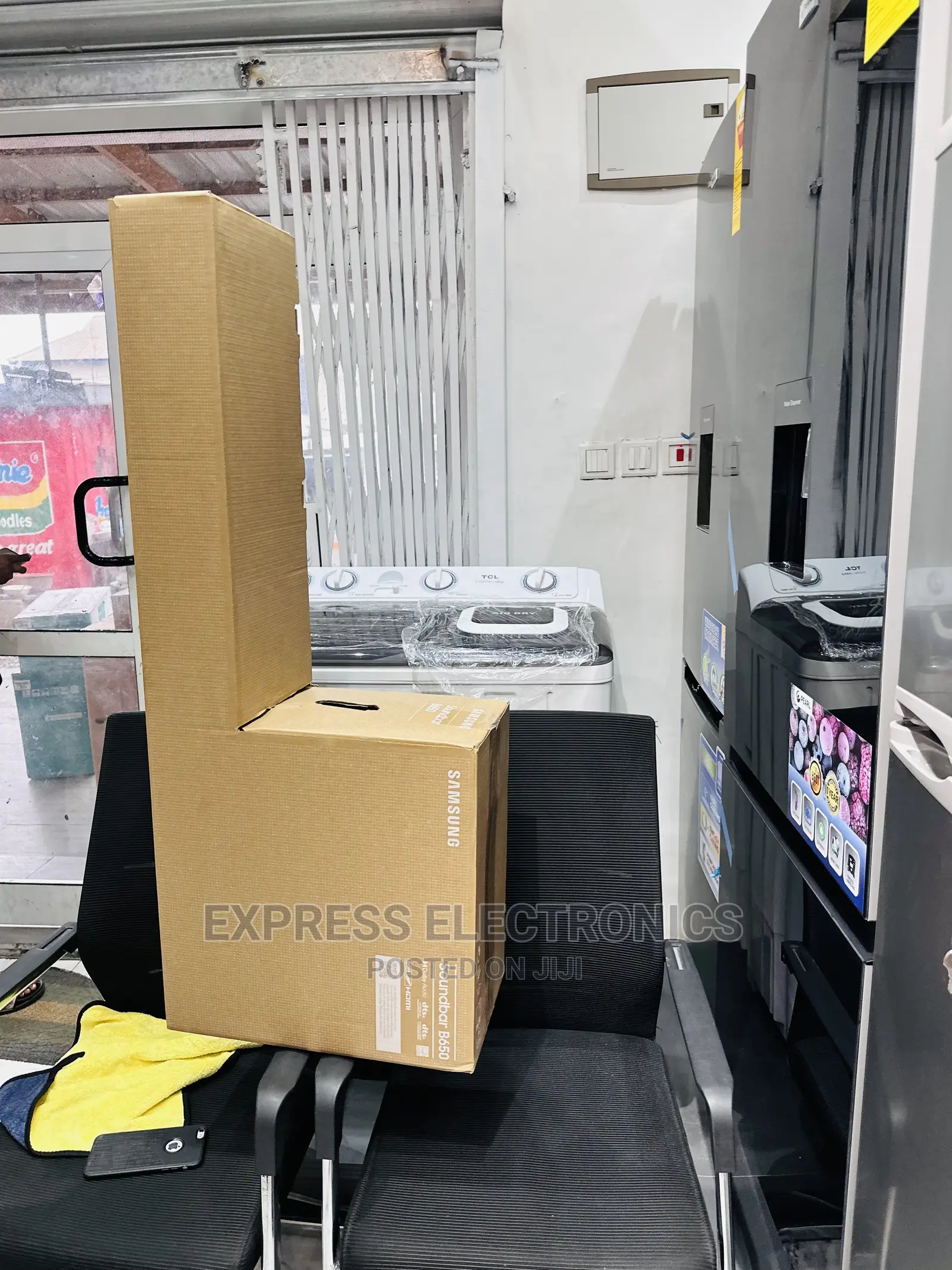 B650 430W Soundbar Samsung Adaptive Audio System