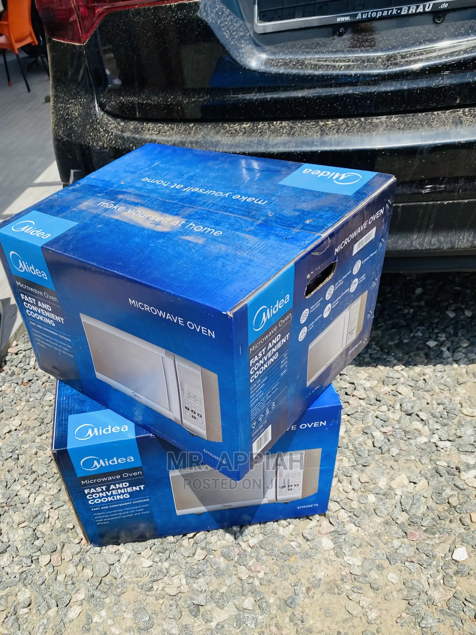 Sealed in Box  EM928ETB Midea Countertop Microwave.