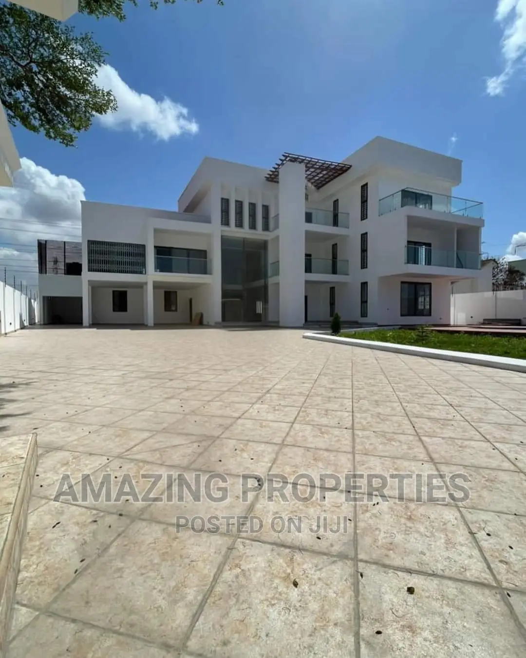 8bdrm House in East Legon for sale