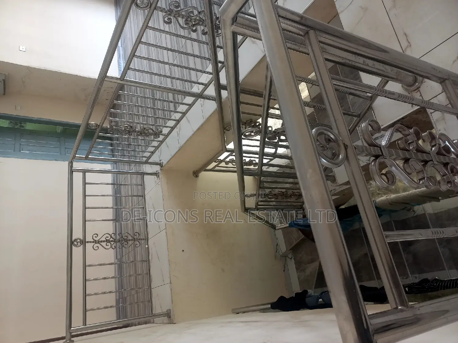 6bdrm Duplex in De-Icons Real Estate, Kasoa for sale