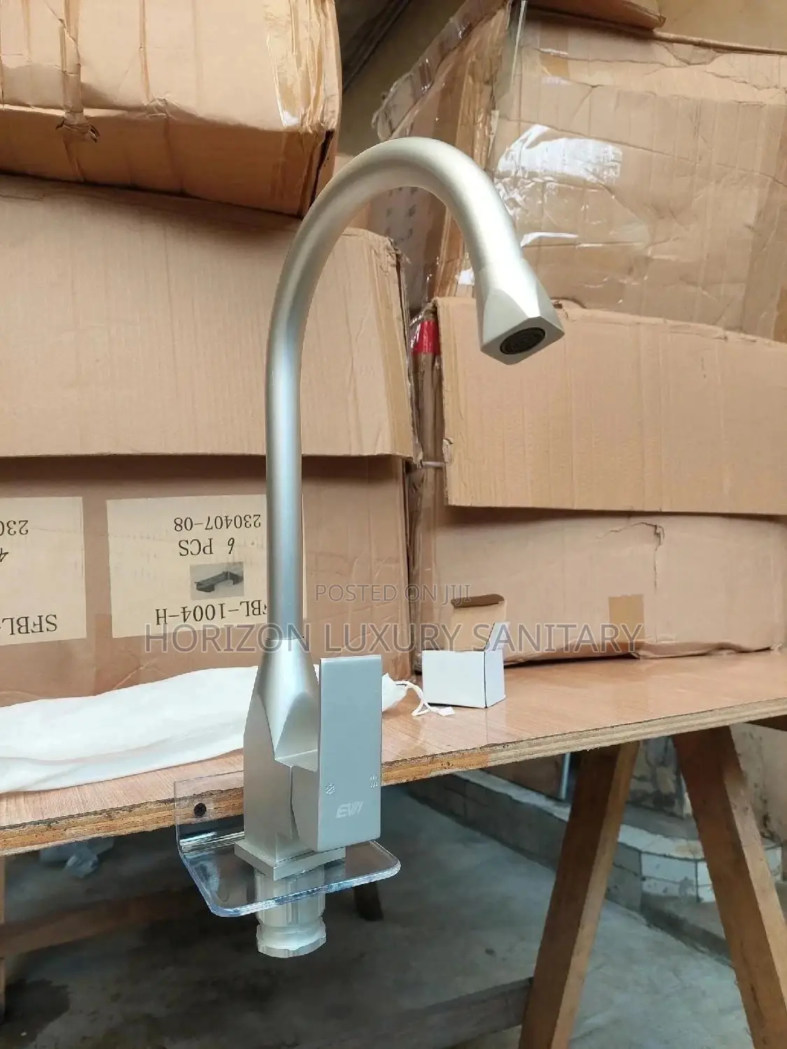 Aluminium Kitchen Sink Faucet Hot and Cold Water Mixer