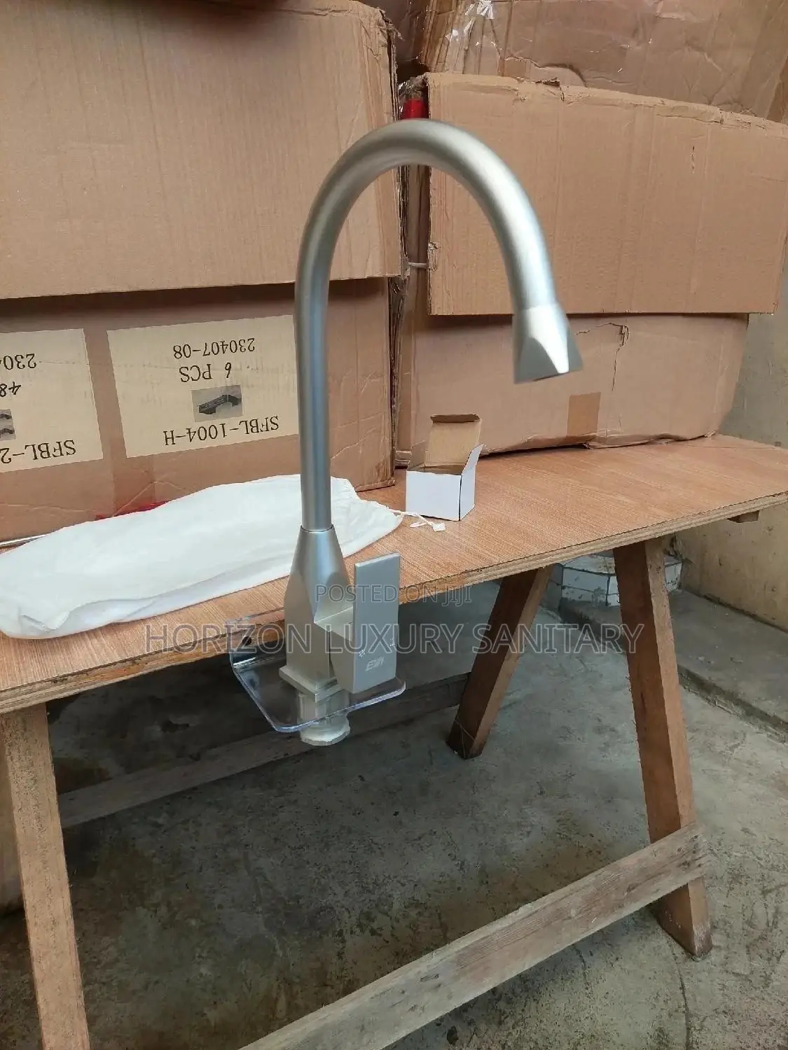 Aluminium Kitchen Sink Faucet Hot and Cold Water Mixer