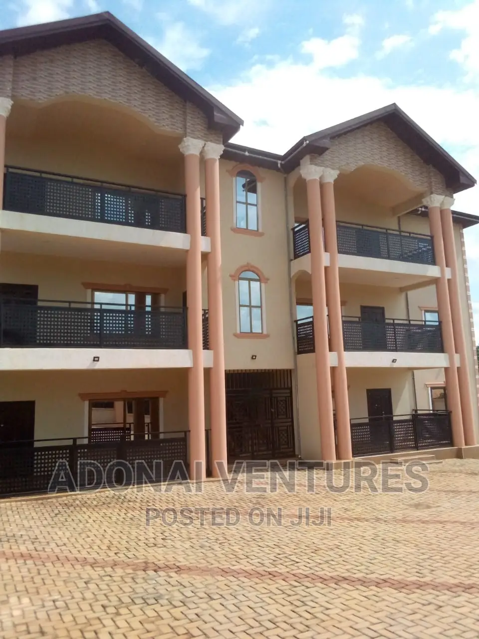 6bdrm House in Kronon African, Kumasi Metropolitan for sale