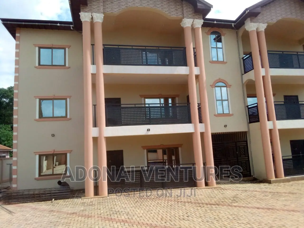 6bdrm House in Kronon African, Kumasi Metropolitan for sale