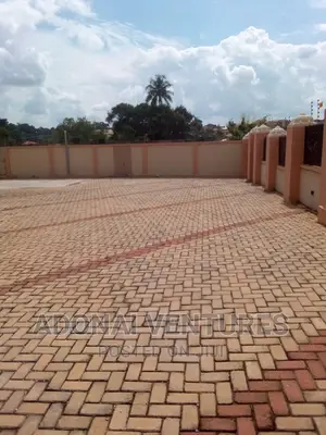 6bdrm House in Kronon African, Kumasi Metropolitan for sale