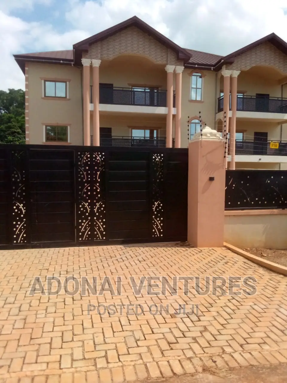 6bdrm House in Kronon African, Kumasi Metropolitan for sale