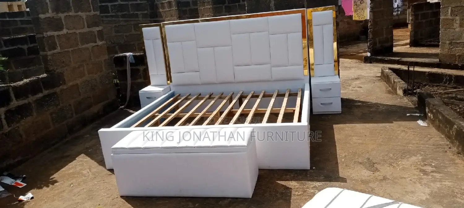 Classic King Size Bed Frame Side Drowar Whit Ottoman
