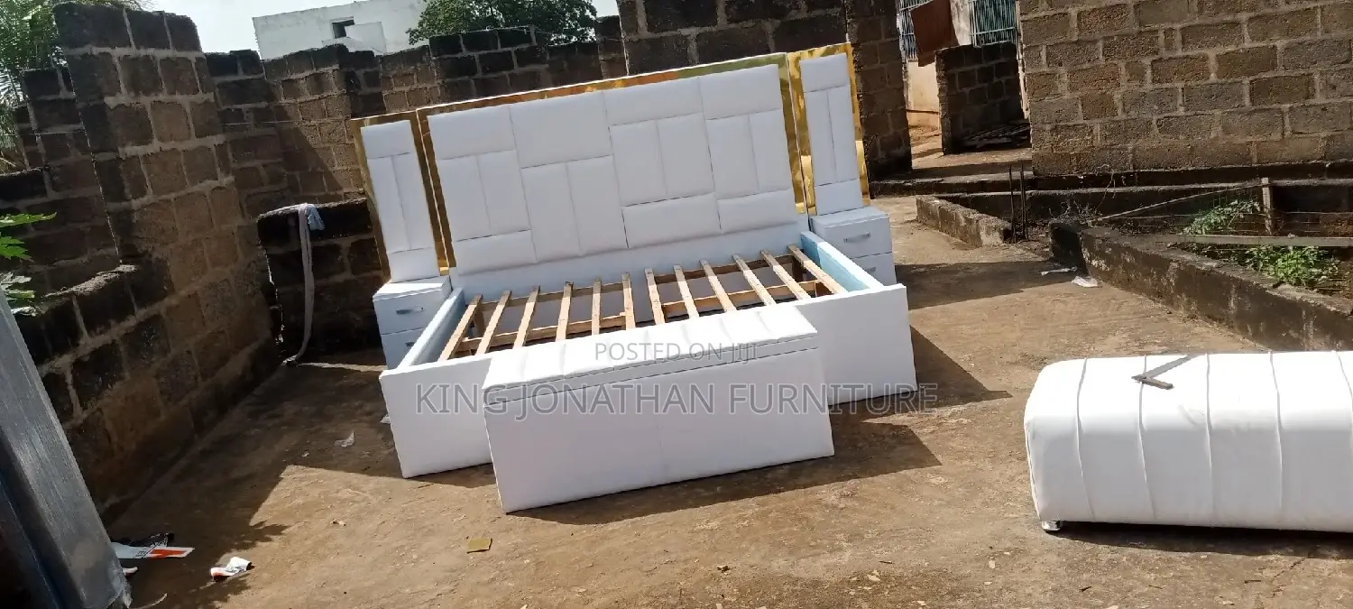 Classic King Size Bed Frame Side Drowar Whit Ottoman
