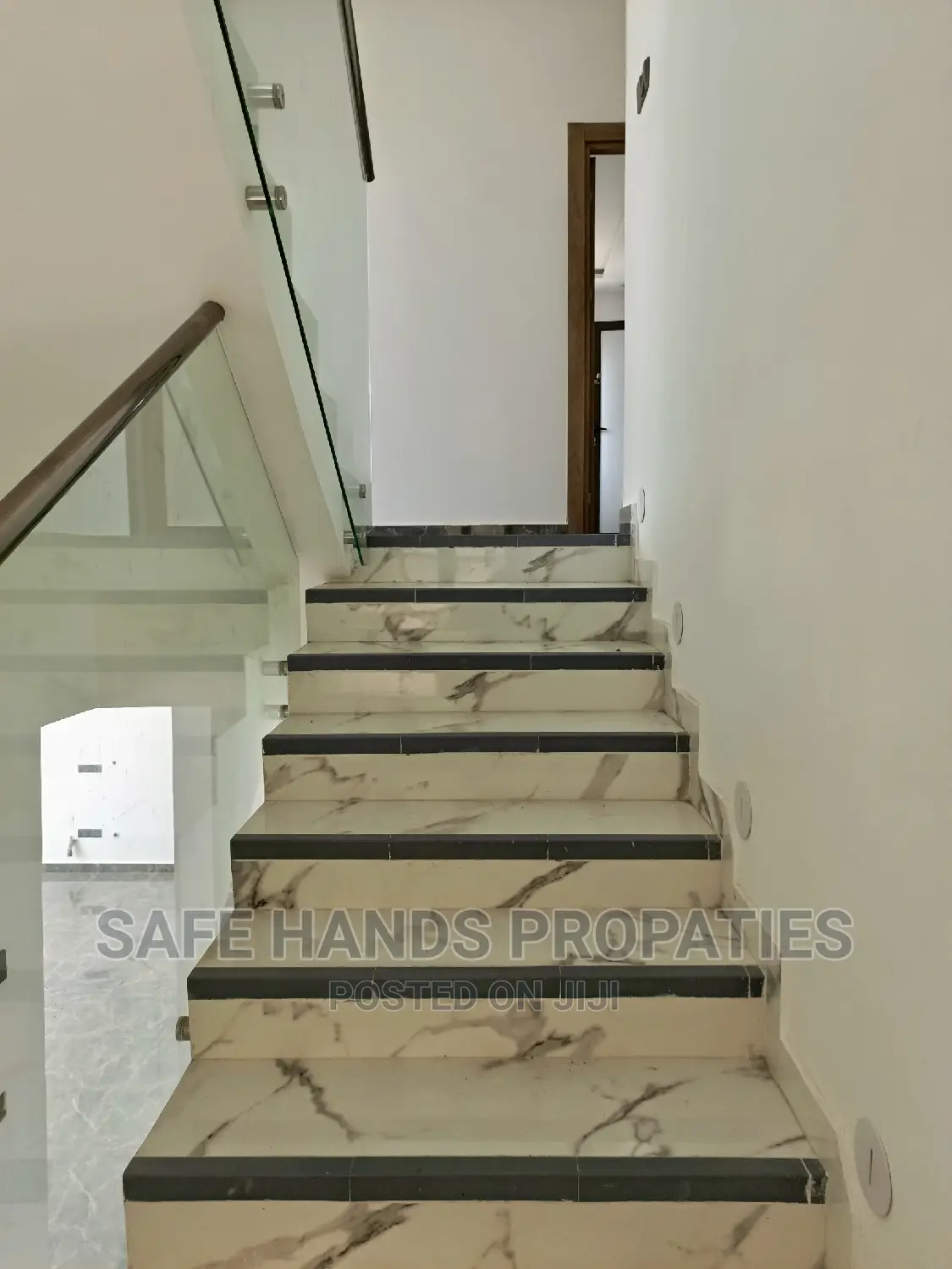 5bdrm Mansion in Nmai-Dzorn for sale