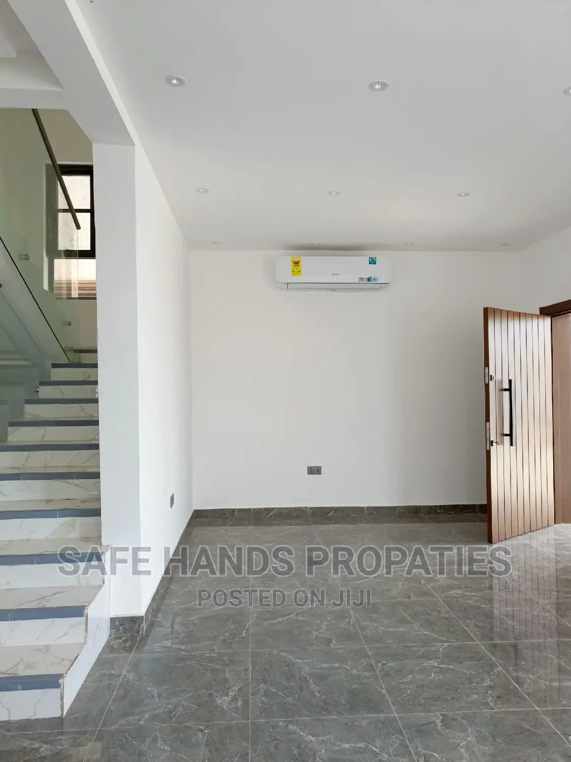 5bdrm Mansion in Nmai-Dzorn for sale