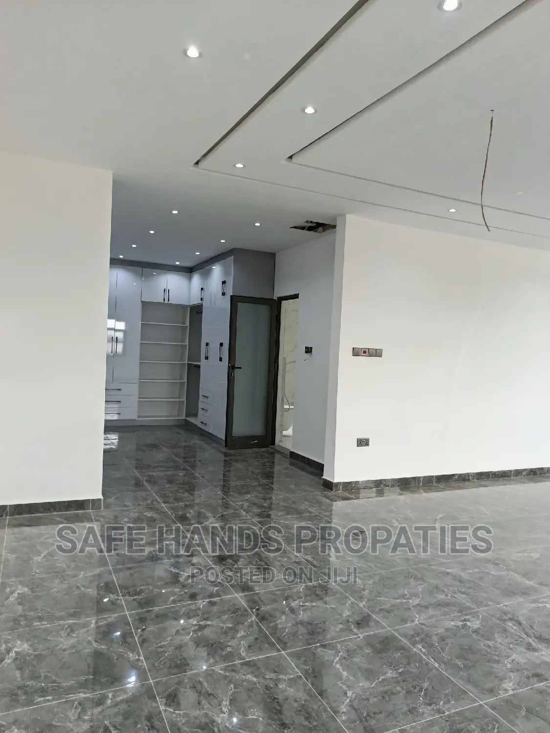5bdrm Mansion in Nmai-Dzorn for sale