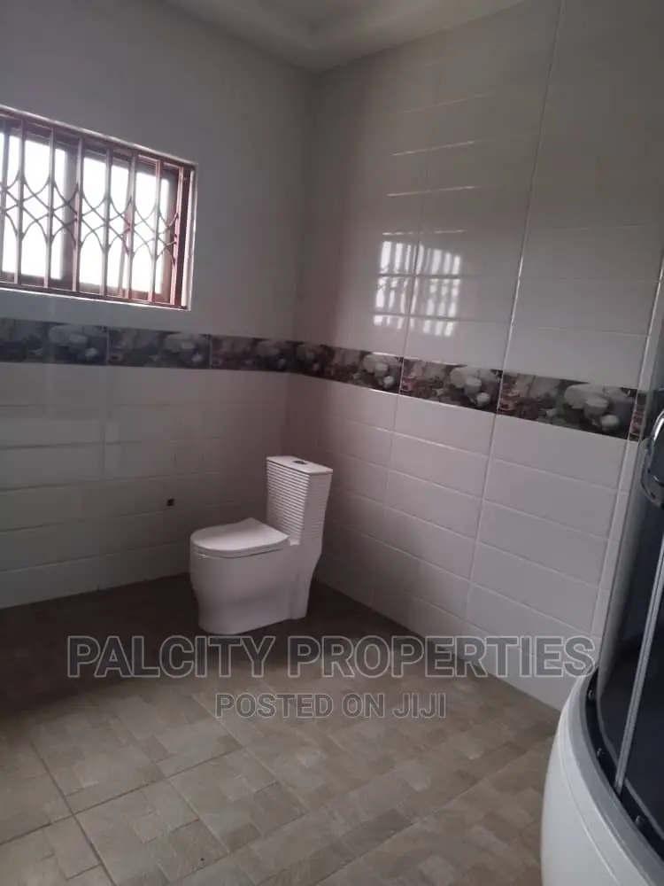 5bdrm House in Atasemanso, Kumasi Metropolitan for sale