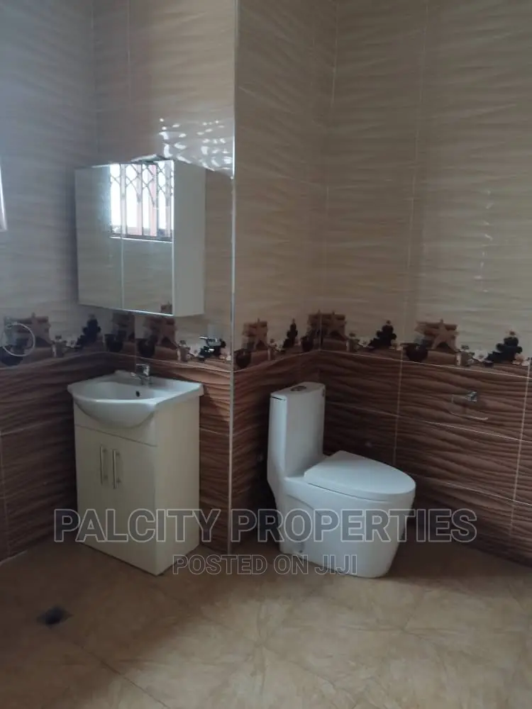5bdrm House in Atasemanso, Kumasi Metropolitan for sale