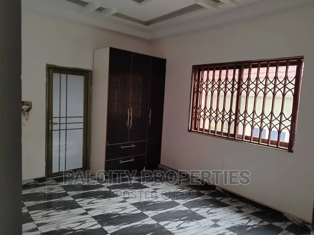 5bdrm House in Atasemanso, Kumasi Metropolitan for sale