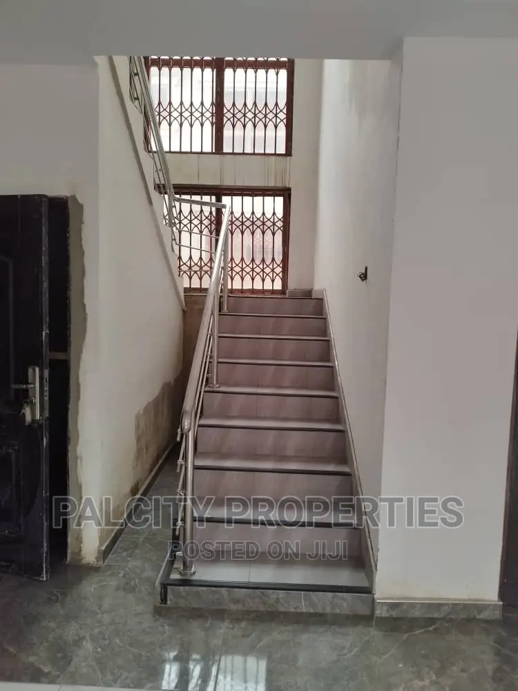 5bdrm House in Atasemanso, Kumasi Metropolitan for sale