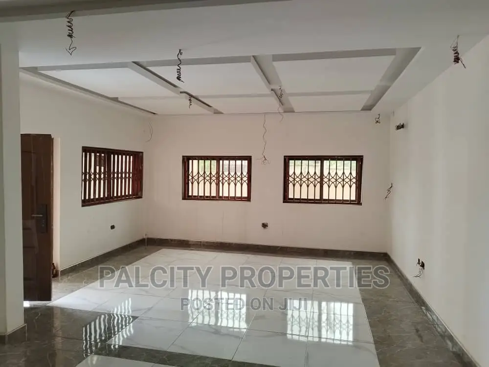 5bdrm House in Atasemanso, Kumasi Metropolitan for sale