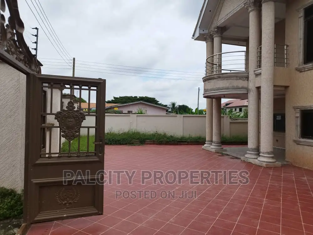 5bdrm House in Atasemanso, Kumasi Metropolitan for sale